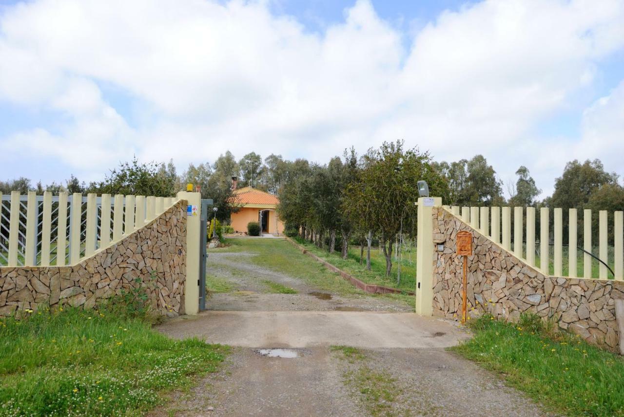 Tra Mare E Monti Appartement Santa Giusta Buitenkant foto