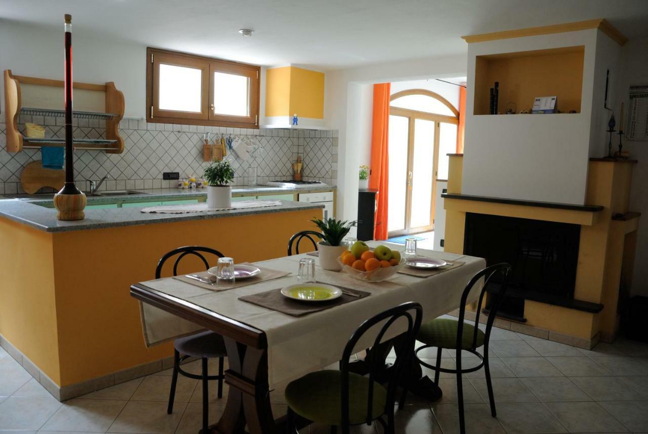 Tra Mare E Monti Appartement Santa Giusta Buitenkant foto